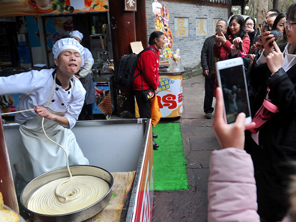 視頻制作讓拉面館爆紅20天，游客“五碗不過(guò)崗”